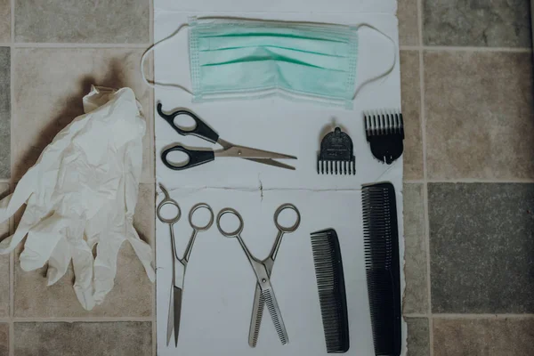Haarschneidezubehör Kämme Scheren Rasierer Handschuhe Und Gesichtsmaske Für Den Hausgebrauch Stockbild
