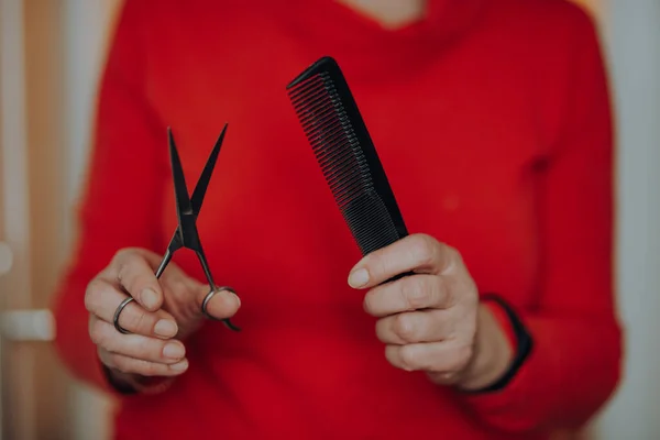 Frauenhände Mit Haarschneidezubehör Kamm Und Schere Für Den Hausgebrauch Stockfoto