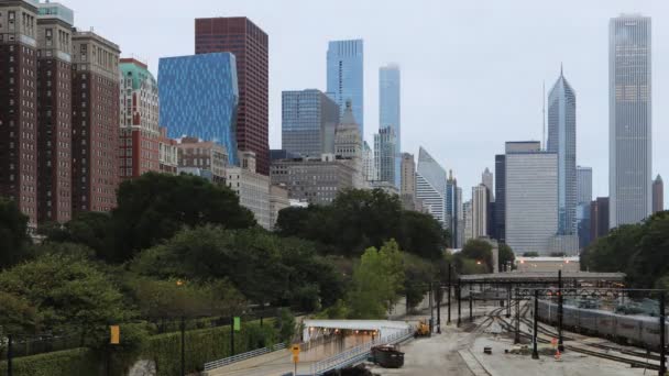 4k ultrahd Timelapse Chicago Skyline mit Transit im Vordergrund — Stockvideo