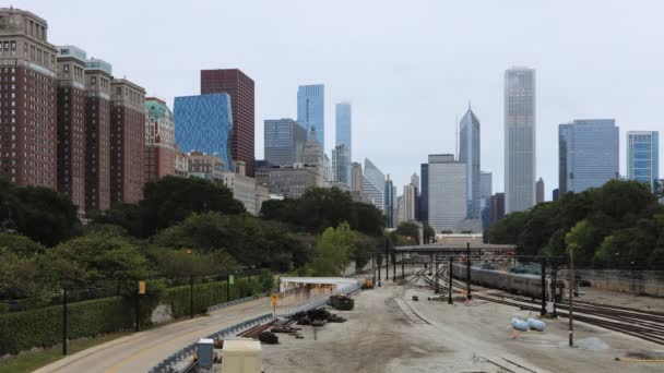 4K UltraHD Timelapse Chicago Skyline con el tránsito en frente — Vídeo de stock