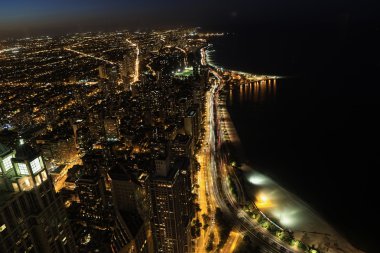 Göl boyunca geceleri Chicago havadan görünümü