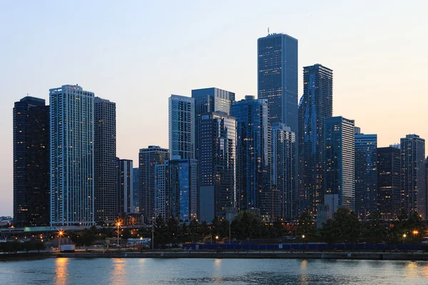 Blick auf die Skyline Chicagos in der Dämmerung — Stockfoto