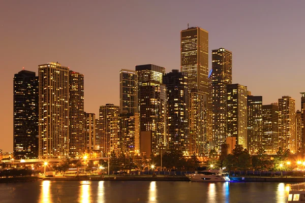 Chicago vista horizonte à noite — Fotografia de Stock