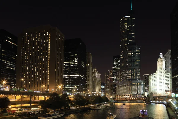 밤에 시카고 리버워크 보기 — 스톡 사진