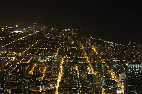 Een breed antenne bekijken van Chicago, Illinois in de nacht — Stockfoto