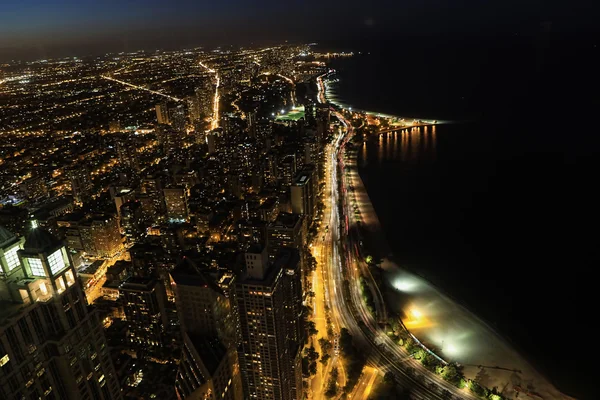 Αεροφωτογραφία του Σικάγο το βράδυ κατά μήκος της λίμνης — Φωτογραφία Αρχείου