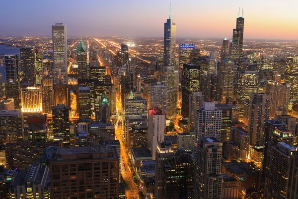 Antenne der Skyline Chicagos bei Nacht lizenzfreie Stockbilder