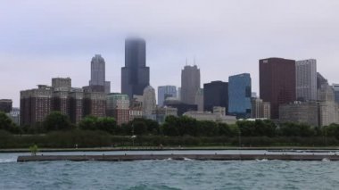 Sisli bir günde Chicago şehir merkezi görünümü