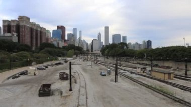 Misty Chicago manzarası transit tren ile