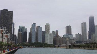 Navy Pier üzerinden sisli bir günde Chicago manzarası