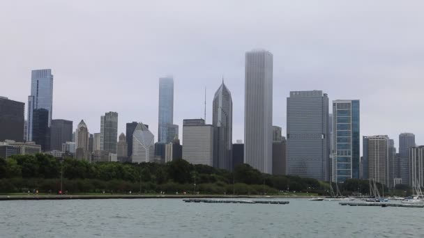 Chicago-skyline på en dimmig dag — Stockvideo