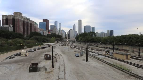 Misty Chicago skyline avec train de transit — Video