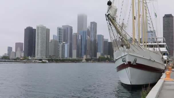 Panorama Chicaga na mlhavý den od Navy Pier — Stock video