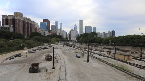 Misty Chicago centro de la ciudad con tren de tránsito — Vídeo de stock