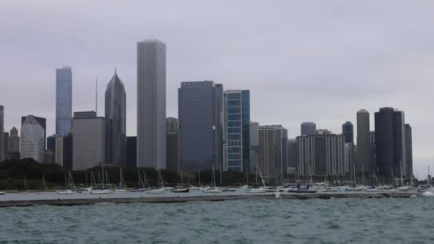 Veduta del centro di Chicago in una giornata nebbiosa — Video Stock