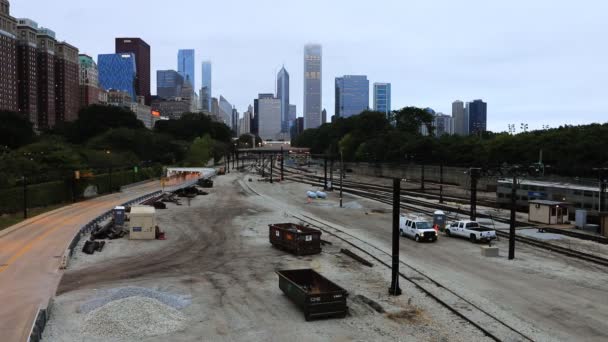 Chicago skline met doorvoer trein — Stockvideo