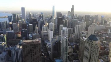 Gün batımında Chicago, Illinois şehir merkezinin hava