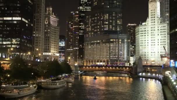 Utsikt över Chicago flodpromenaden nattetid — Stockvideo