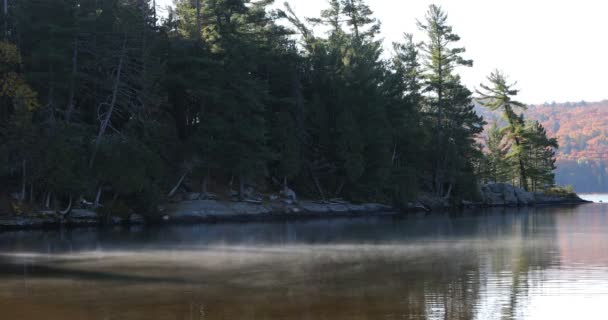 4K UltraHD Névoa sobe do lago Algonquin no outono — Vídeo de Stock