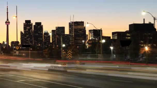 4K UltraHD Día a noche timelapse del centro de la ciudad de Toronto con tráfico — Vídeo de stock