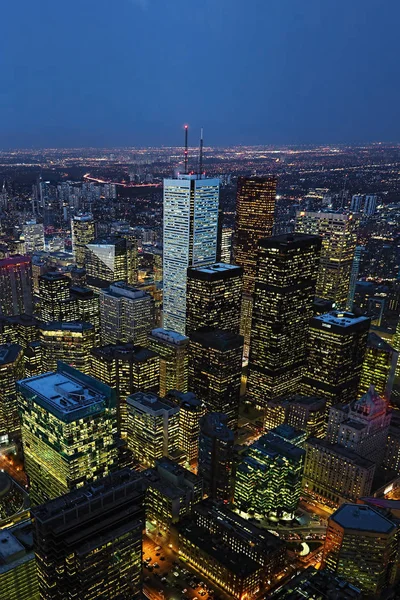 Aéreo vertical do centro da cidade de Toronto à noite — Fotografia de Stock