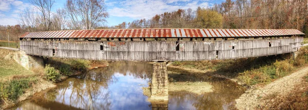 Buchengabelüberdachte Brücke in Kentucky — Stockfoto