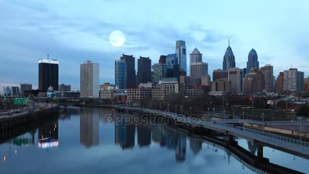 4K UltraHD Luna Llena sobre Filadelfia — Vídeos de Stock