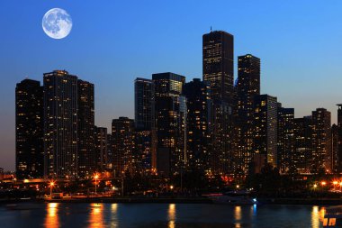 Ay yükseliyor üzerinde Chicago, Illinois
