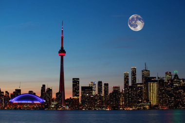 Ay yükseliyor Toronto, Kanada içinde