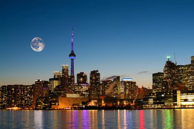 Yükselen ayın üstünden Toronto, Kanada