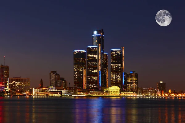 Mond aufgang über detroit, michigan — Stockfoto