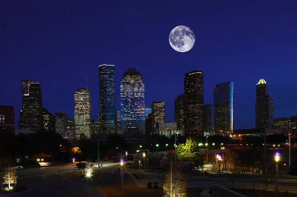 Luna subiendo sobre Hoston, Texas — Foto de Stock