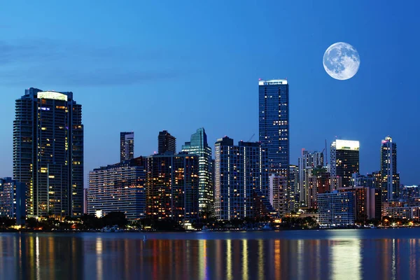 Aufgehender Mond über miami, florida — Stockfoto