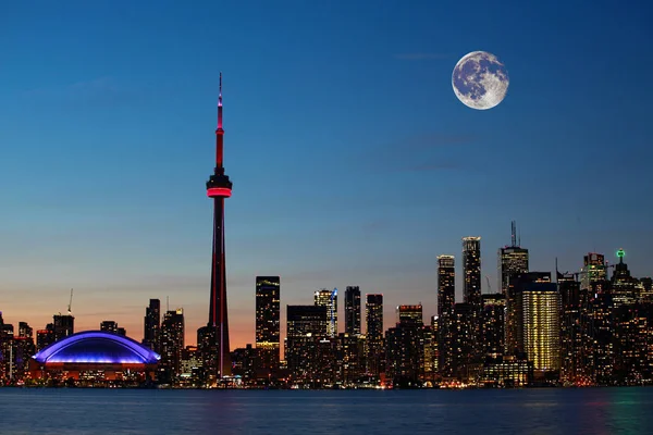 Lua subindo sobre Toronto, Canadá — Fotografia de Stock