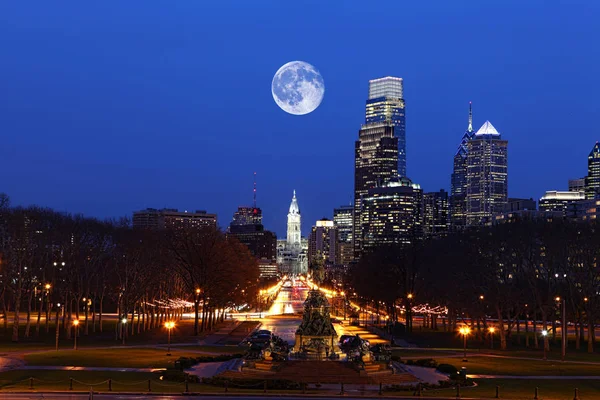 Luna naciente sobre Filadelfia, Pennsylvania —  Fotos de Stock