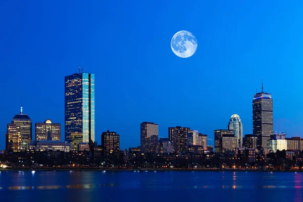 La luna sorge su Boston, Massachusetts — Foto Stock