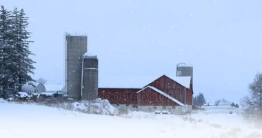 4k Ultrahd Red barn yağan kar ile