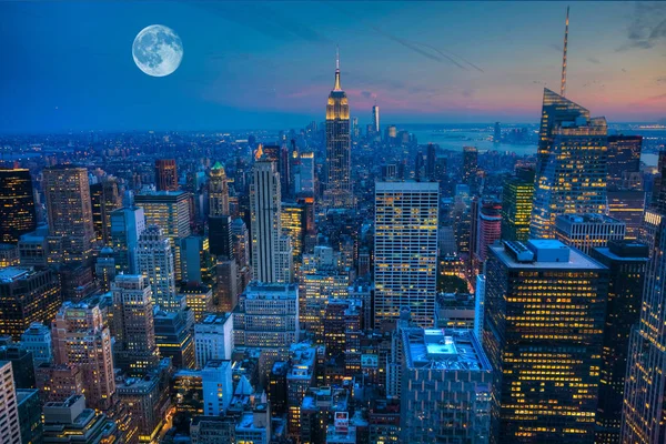 Lua subindo sobre Manhattan — Fotografia de Stock
