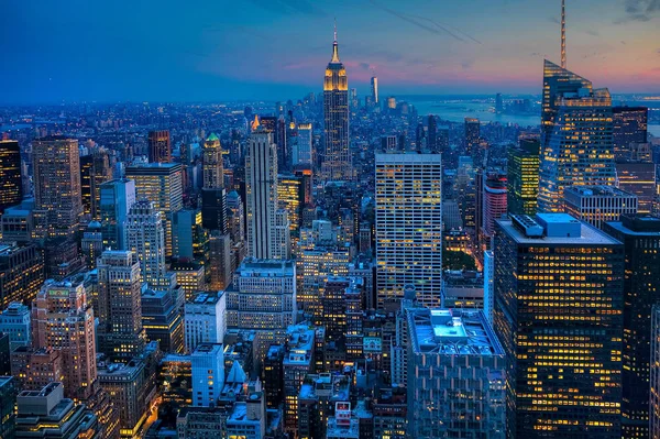 O horizonte de Manhattan depois de escurecer — Fotografia de Stock