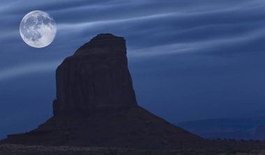 Risng ayın üstünden Monument Valley