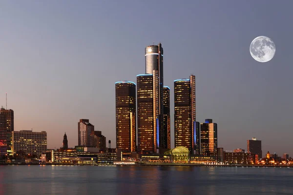 Detroit, Michigan üzerinde yükselen moon