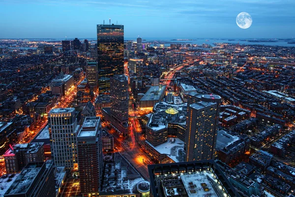 Lune montante au-dessus de la ville de Boston — Photo