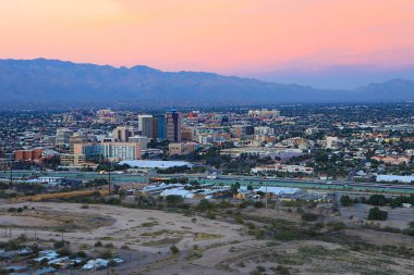Tucson alacakaranlıkta