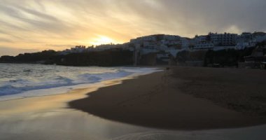 Albufeira de plaj 4k Ultrahd Görünümü, Gün batımında Portekiz