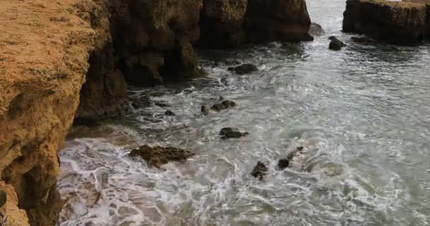 4 k Ultrahd vågor och klipporna i Algarve, Portugal — Stockvideo