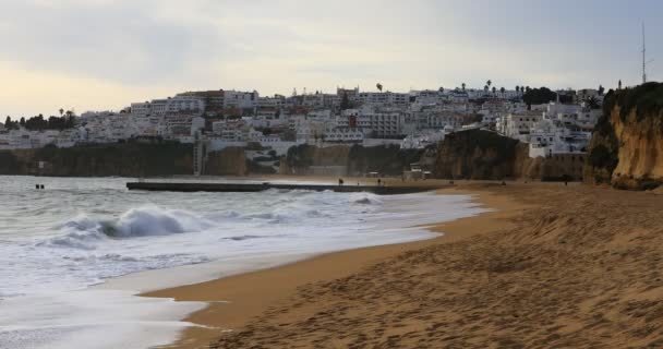 4k UltraHD-uitzicht op het strand van Albufeira, Portugal — Stockvideo