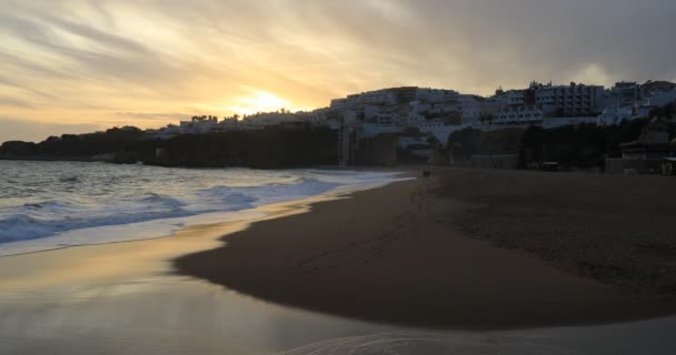 4k UltraHD-uitzicht op het strand van Albufeira, Portugal bij zonsondergang — Stockvideo