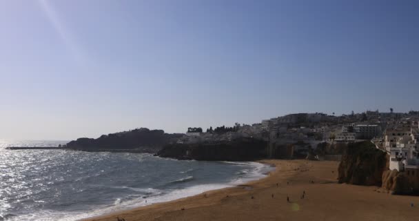 4k Ultrahd 海滩景观在葡萄牙阿尔布费拉，在阳光明媚的日子 — 图库视频影像