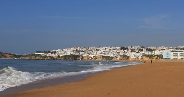 4K Ultra HD θέα της παραλίας στην Αλμπουφέρα της Πορτογαλίας σε μια καθαρή μέρα — Αρχείο Βίντεο