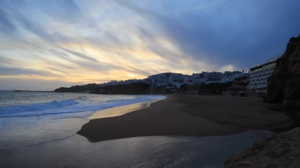 4K UltraHD время от дня до ночи на пляже в Албуре, Португалия — стоковое видео